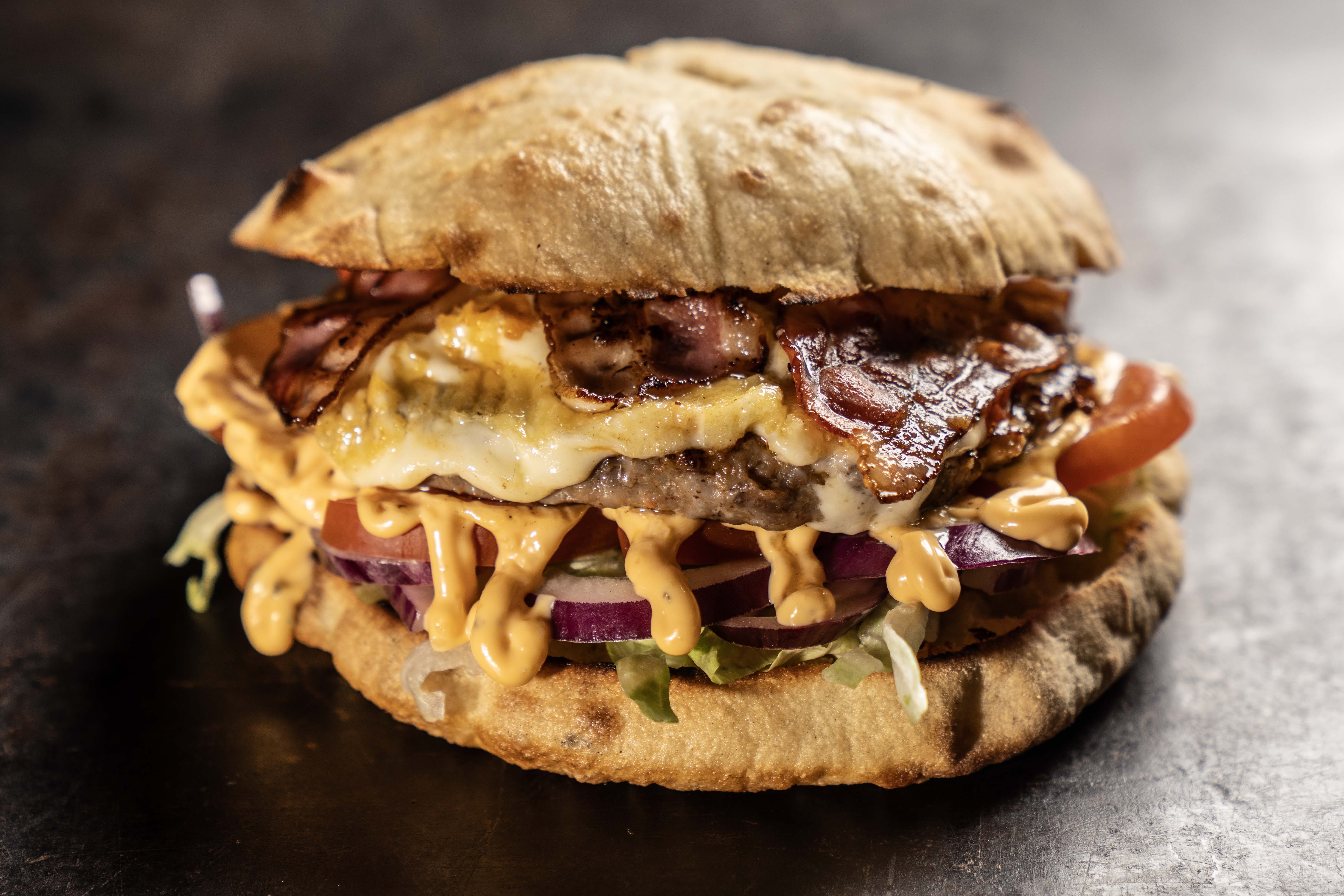 Bacon-sajtos balkán burger